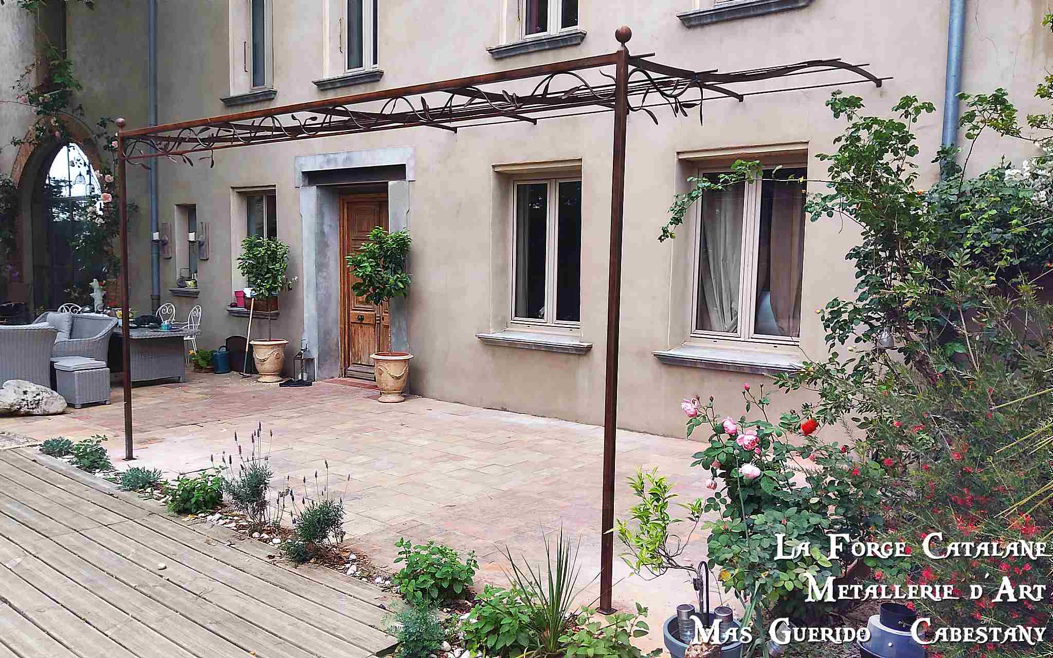 pergola avec frise avec rameau olivier et olive rouillee forge catalane.jpg